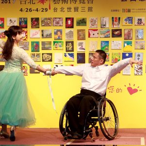 「罕見疾病基金會」病友劉祥榮以創意美式維也納華爾滋，在「藝出慈悲‧百大名人」預展現場表演輪椅國標舞。