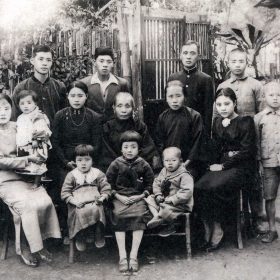 1937-全家照-(後左一)黃鷗波-(後右三)父親-(坐右二)母親