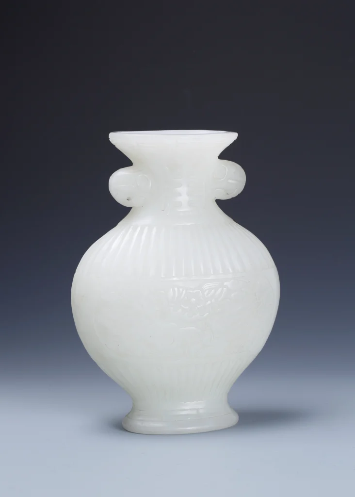 天子御用白玉雙耳刻花瓶- 長流美術館