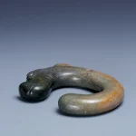 紅山墨玉龍形玉