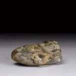 宋 白玉水藻沁瑞獸把件