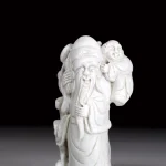 明 白玉雞骨白沁色壽星攜子把件