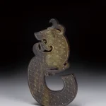 戰漢時期 黃玉S形龍紋珮